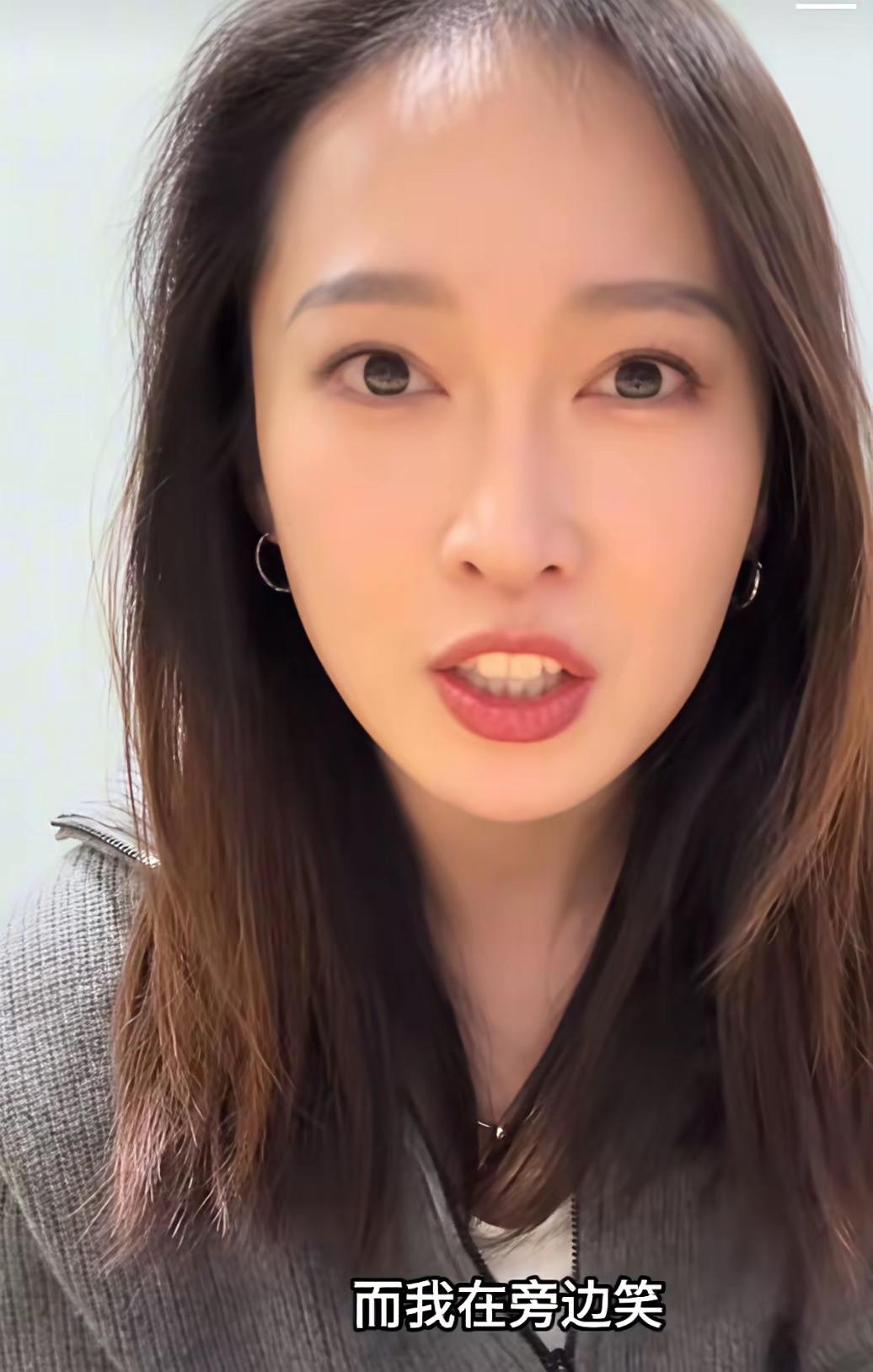 看到yoyo解释董宇辉分别的场面，她全程面带微笑，被人理解为掩饰不住的开心！
 