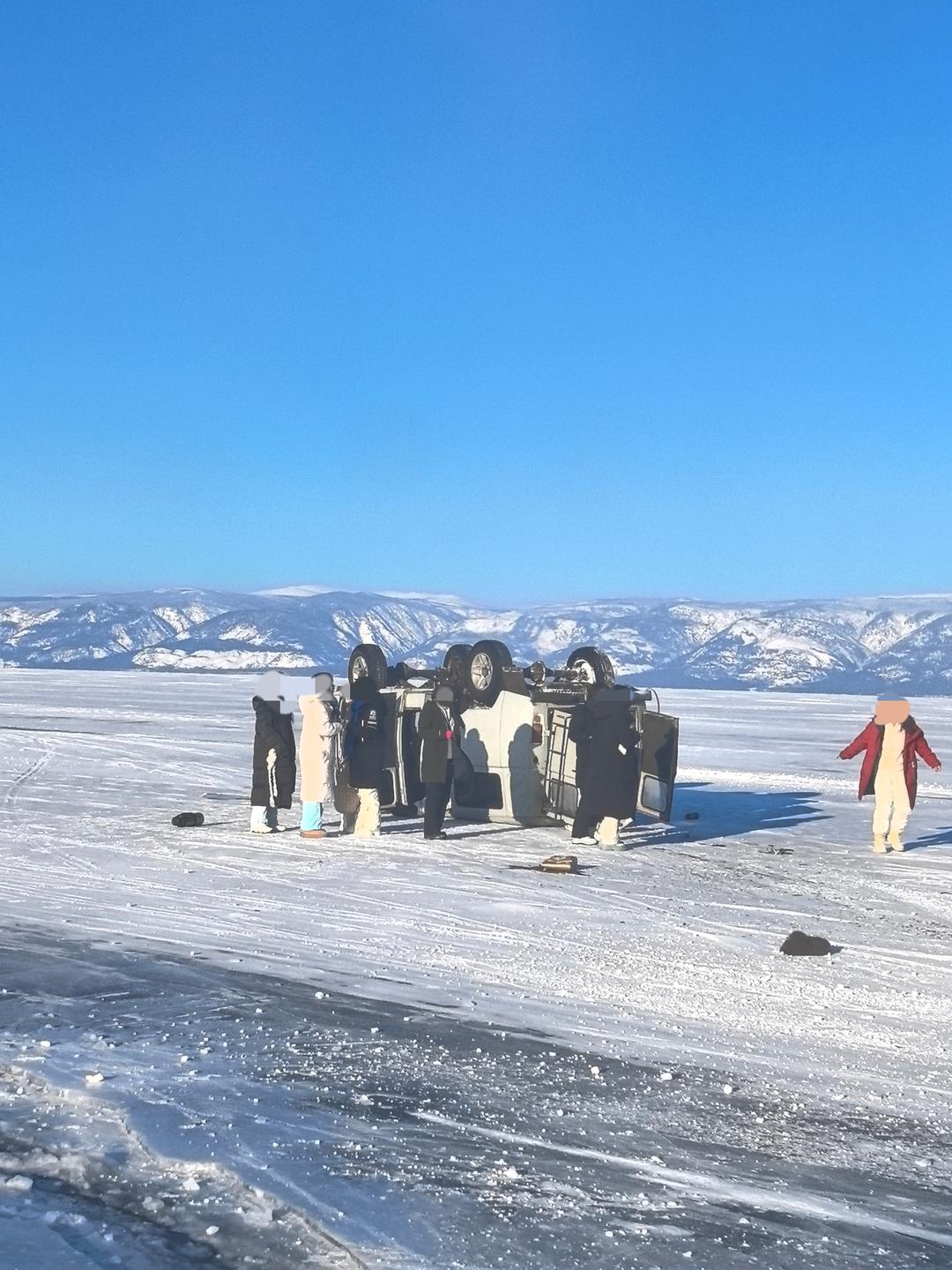 “贝加尔湖车辆侧翻事故”目击者:刚出村就侧翻,这类车被称“小钢炮”,冰面行驶速度快