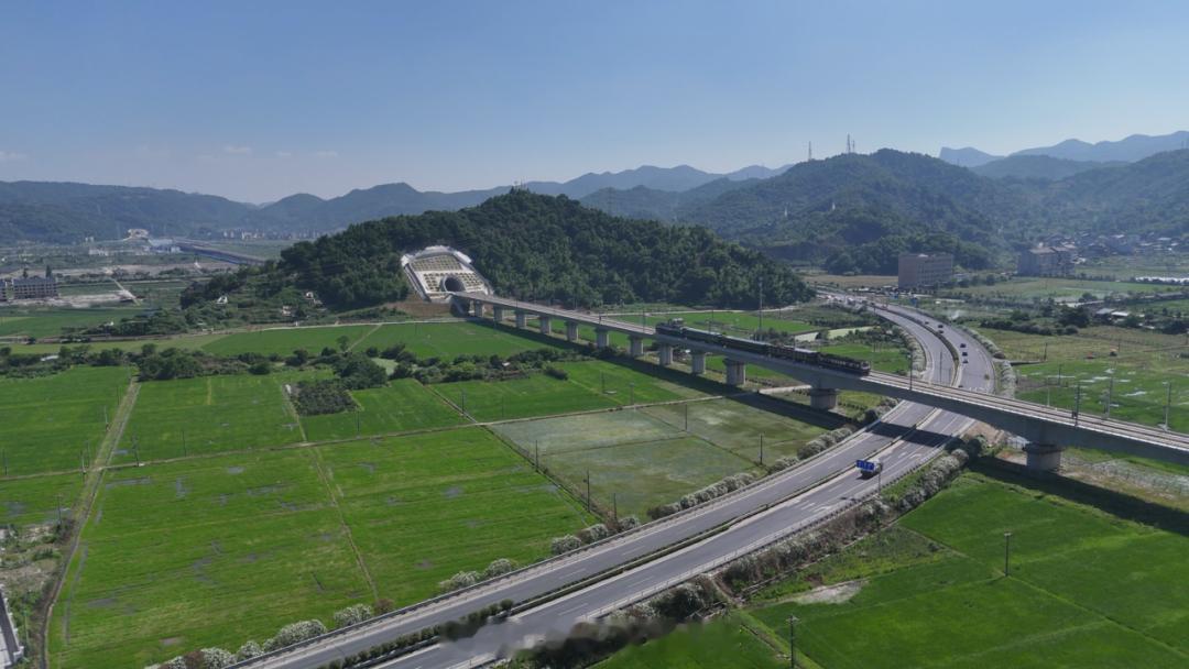高铁头条【杭台高铁温玉段开始联调联试】6月1日，新建杭州经绍兴至台州高铁温岭至玉