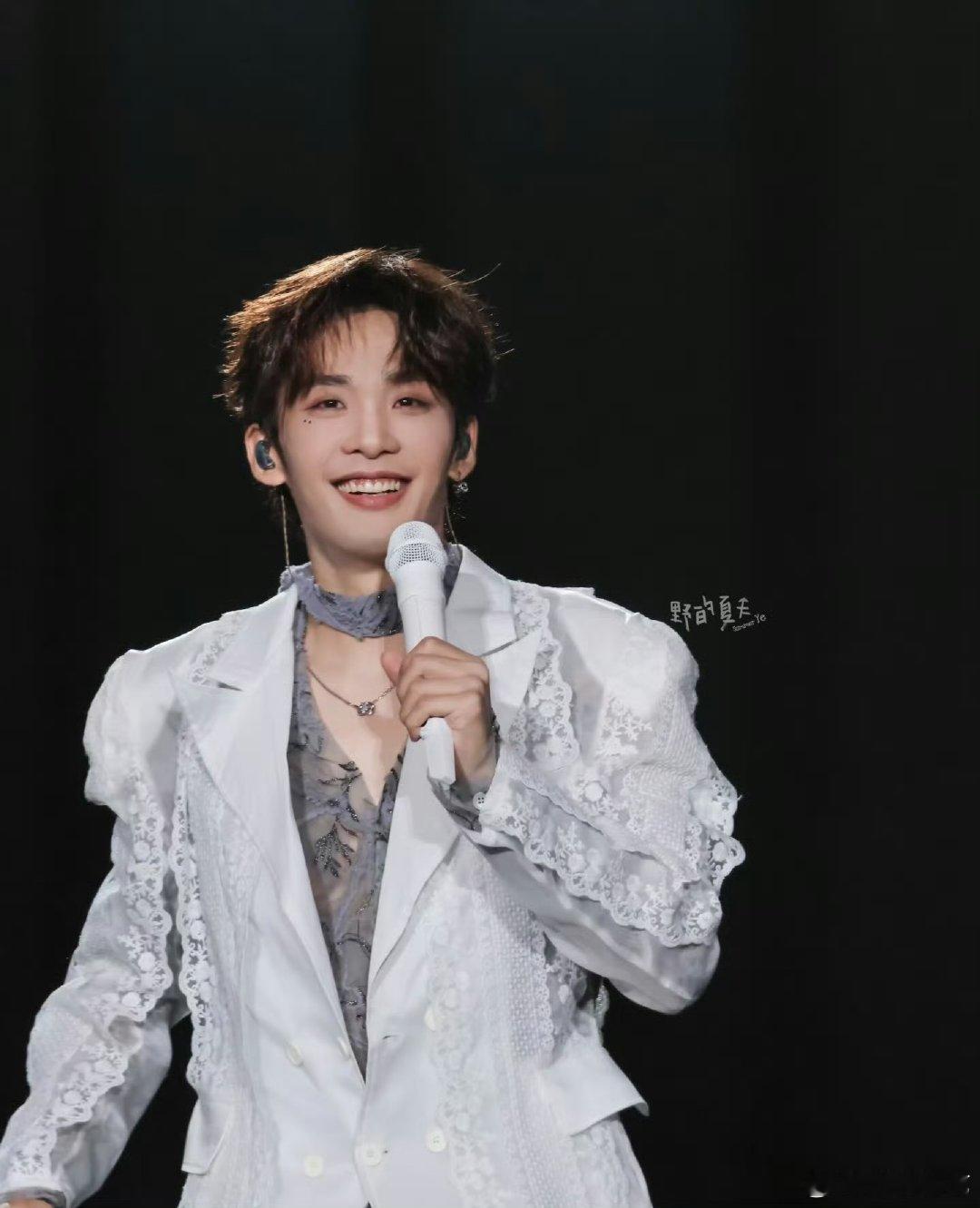 王赫野居然把深V缝成了小V 声生不息东北搞笑人王赫野上线，深 V 变小 V，保守