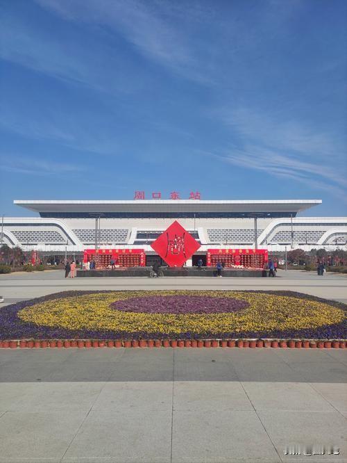 我认为应该
一是从人体健康方面考虑，应该禁止高铁站台吸烟，特别孕妇，儿童在排队时