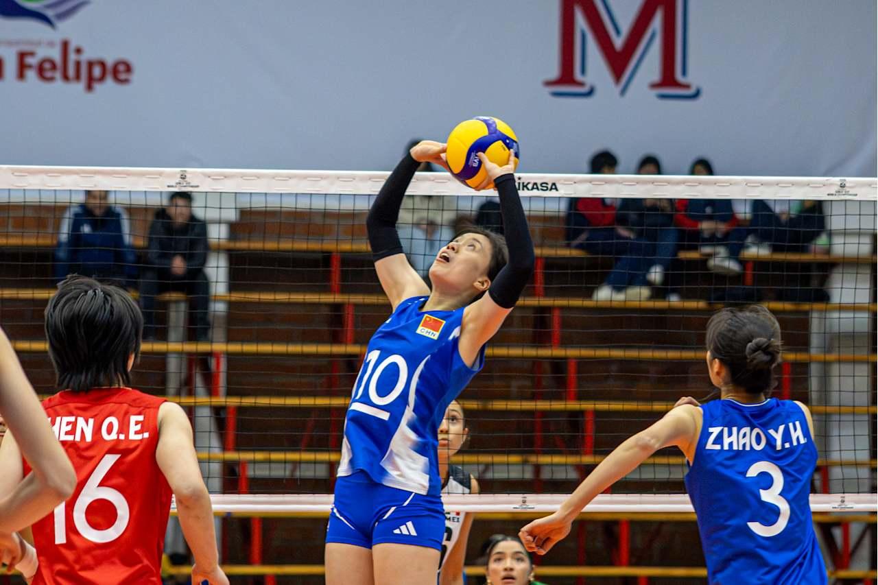 【U17世锦赛中国女排四连胜锁定小组第1】
智利-圣菲利佩，2026年U17女排