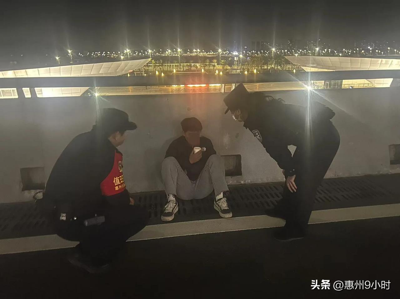 广东惠州北站：少年负气深夜离家
民警耐心劝说解心结
 
青春期的孩子，情绪十分敏