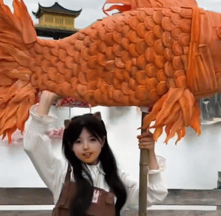 这姑娘是懂“啃”的。别人啃胡萝卜为了瘦，她啃出了艺术。关键还不是随便啃啃，能啃出