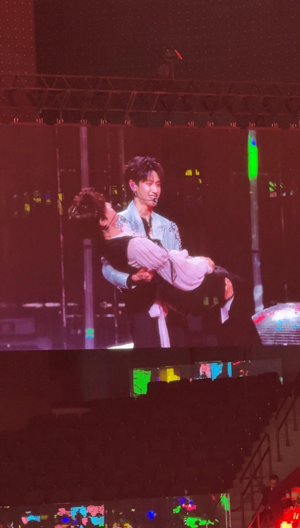 哇塞 公主抱对方朱志鑫苏新皓互相公主抱了朱志鑫苏新皓公主抱对方