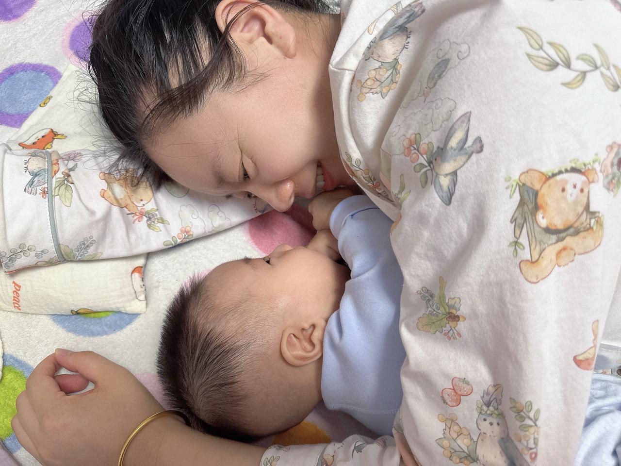 我的宝贝真的理解妈妈的辛苦，开始睡整觉了，每天醒了也不哭，睁着大眼睛自己玩👶