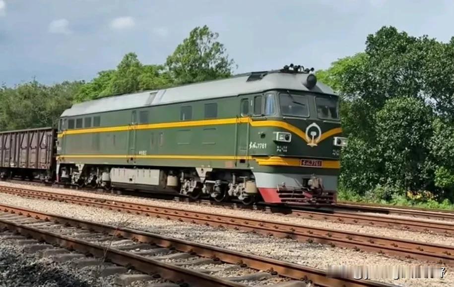 阳阳铁路上，东风4B武警内燃机车牵引货列岗美站暂时停车。阳阳铁路是广东省内的一条