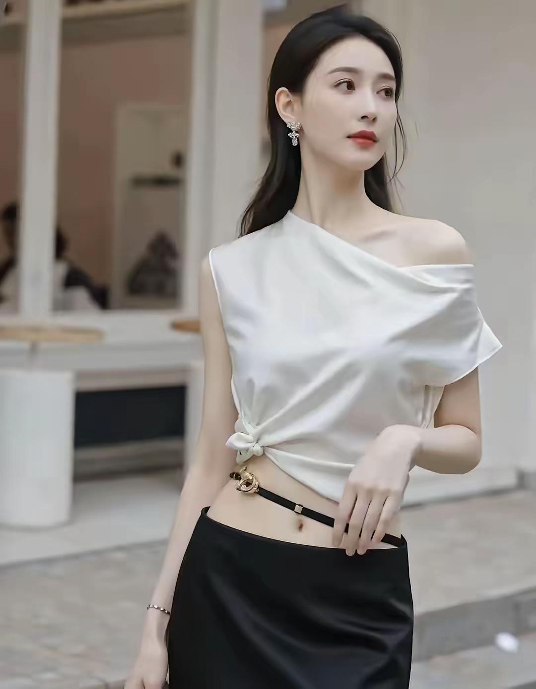 什么样的穿搭可以成为气质女神?
气质新潮衣裙穿搭