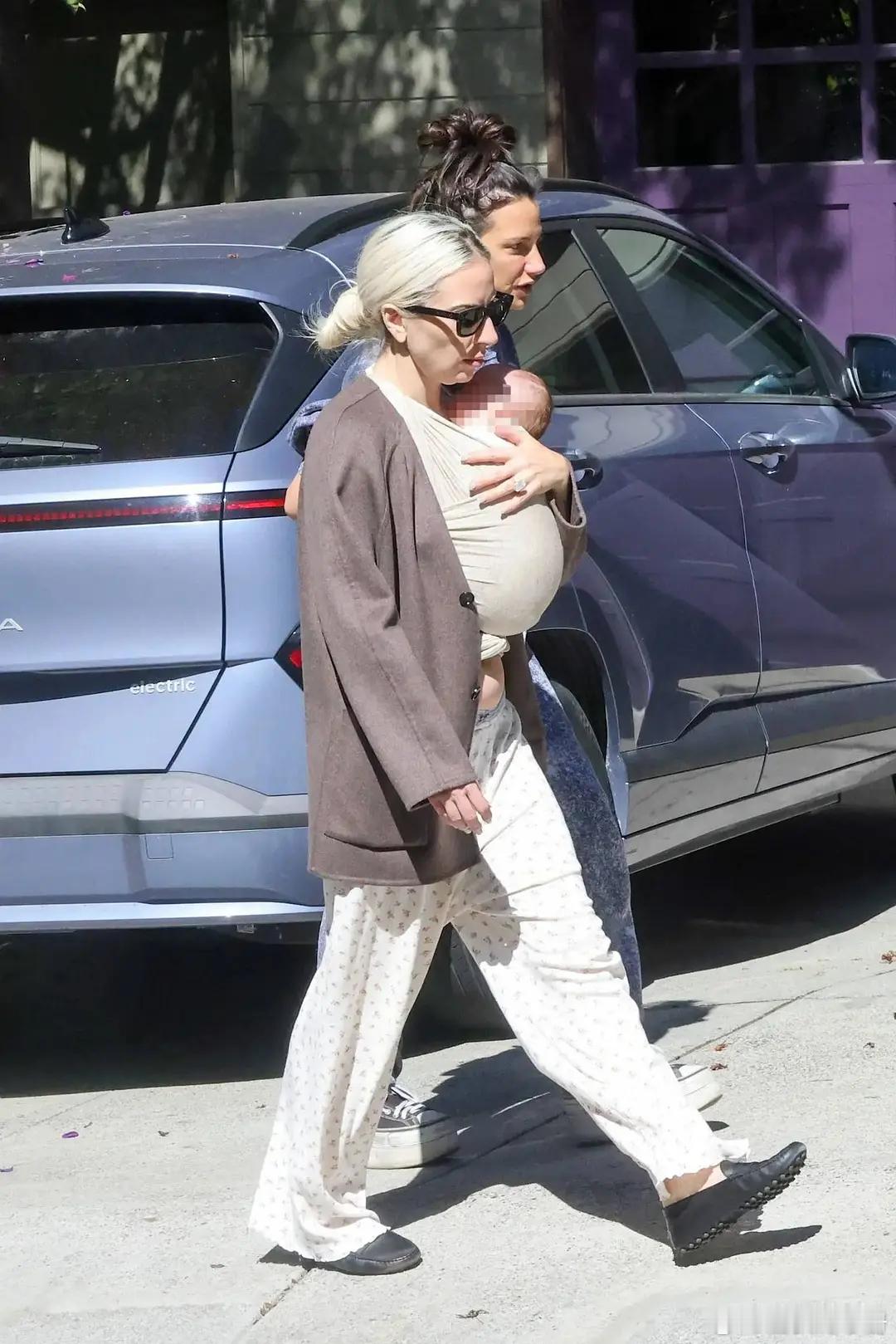 LadyGaga疑似代孕某些人差不多得了 带了个孩子出来溜了一圈啥都不知道呢就直