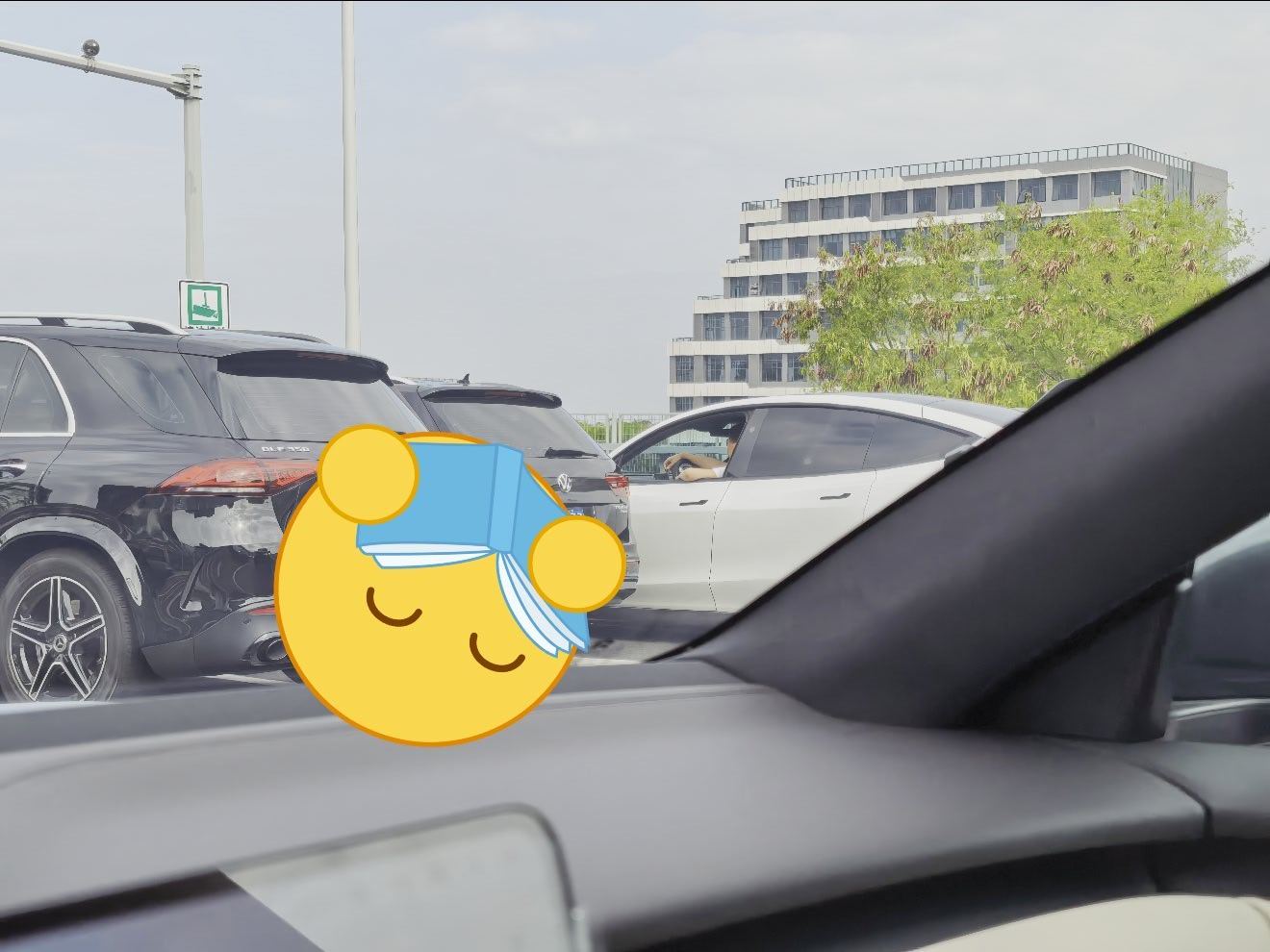往往发生事故就是这些（中间那台黑色车）自以为是的人，实线强硬变道，后方白色车不让