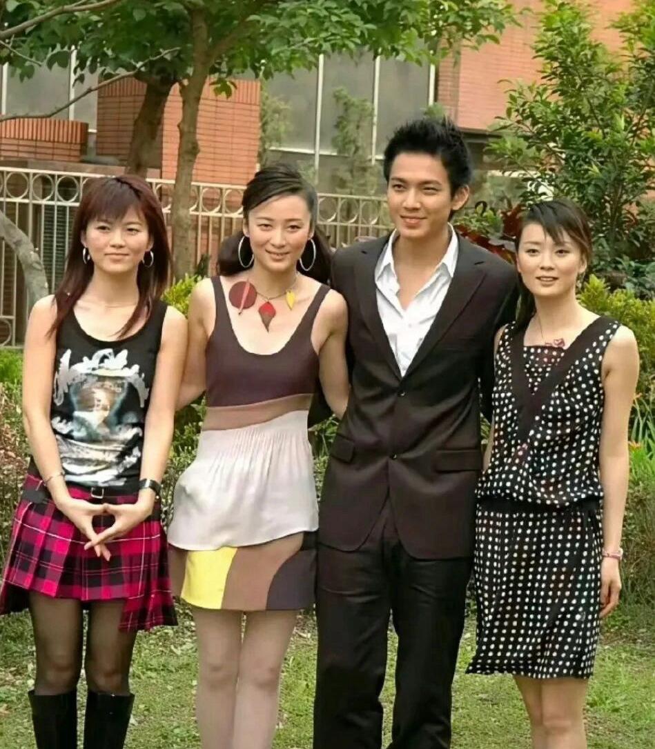 这在当年，可是最时尚的穿搭！
从左到右：李湘  蒋勤勤  钟汉良   王艳，每一