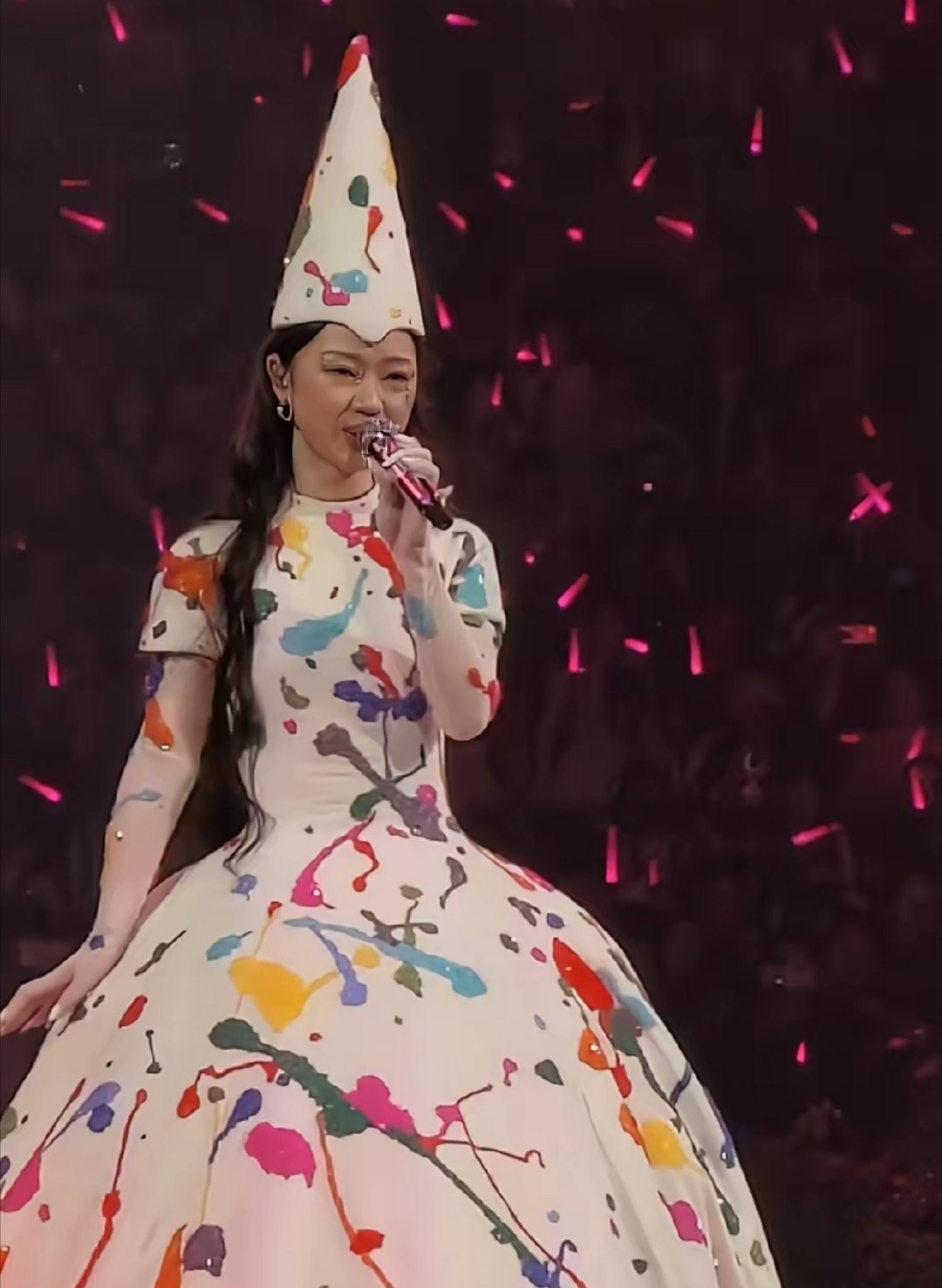 单依纯真的就是艺高人胆大！成都演唱会一开场，大家直接被她的造型给愣住了！说句实在