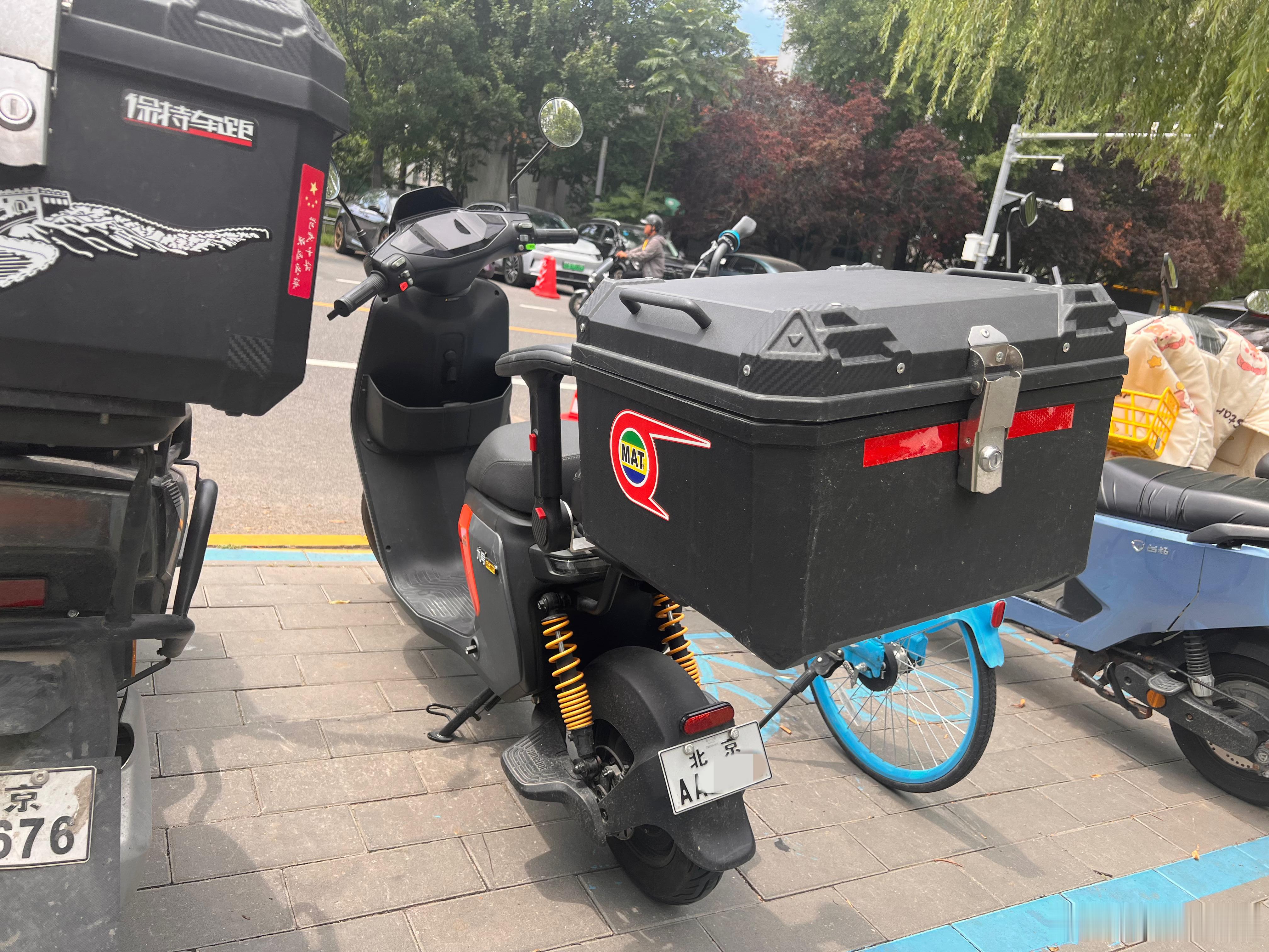 骑小电驴来看保时捷356似乎不大合适，但其实非常合理——考虑到北京的周末交通，小