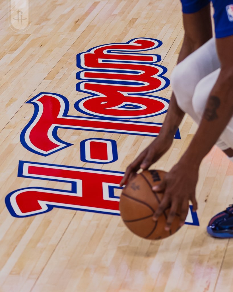 ☞今天是城市报球衣出战，还怪好看的☞PS:城市版球衣已经上线了，确实可以买 