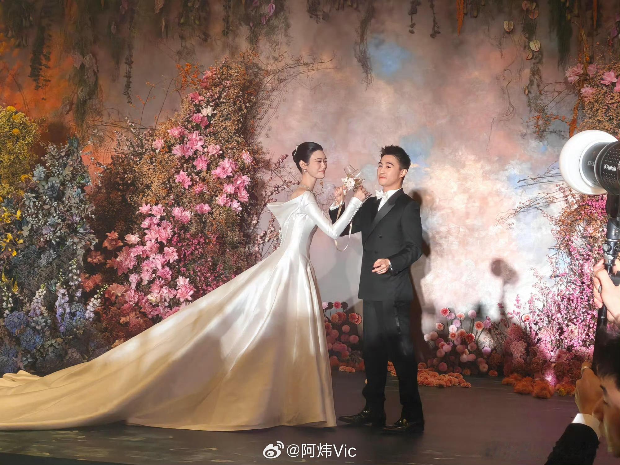 何猷君奚梦瑶婚礼答谢宴 何猷君奚梦瑶婚礼答谢宴在澳门举行，夫妻俩穿此前同一套婚纱