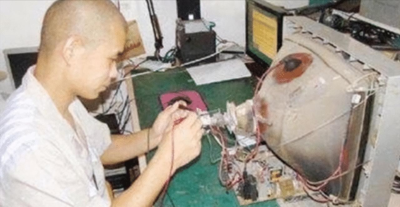 1993年，昆明看守所内，一名罪犯看着自己发明的仪器兴奋不已，他大喊：“我成功了