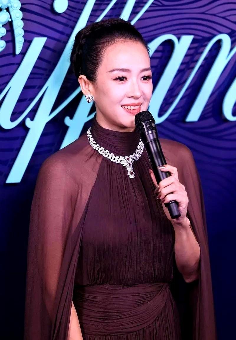 章子怡胖了，直接胖了20斤！

最近看她出席活动，脸确实圆润不少，下颌线都模糊了