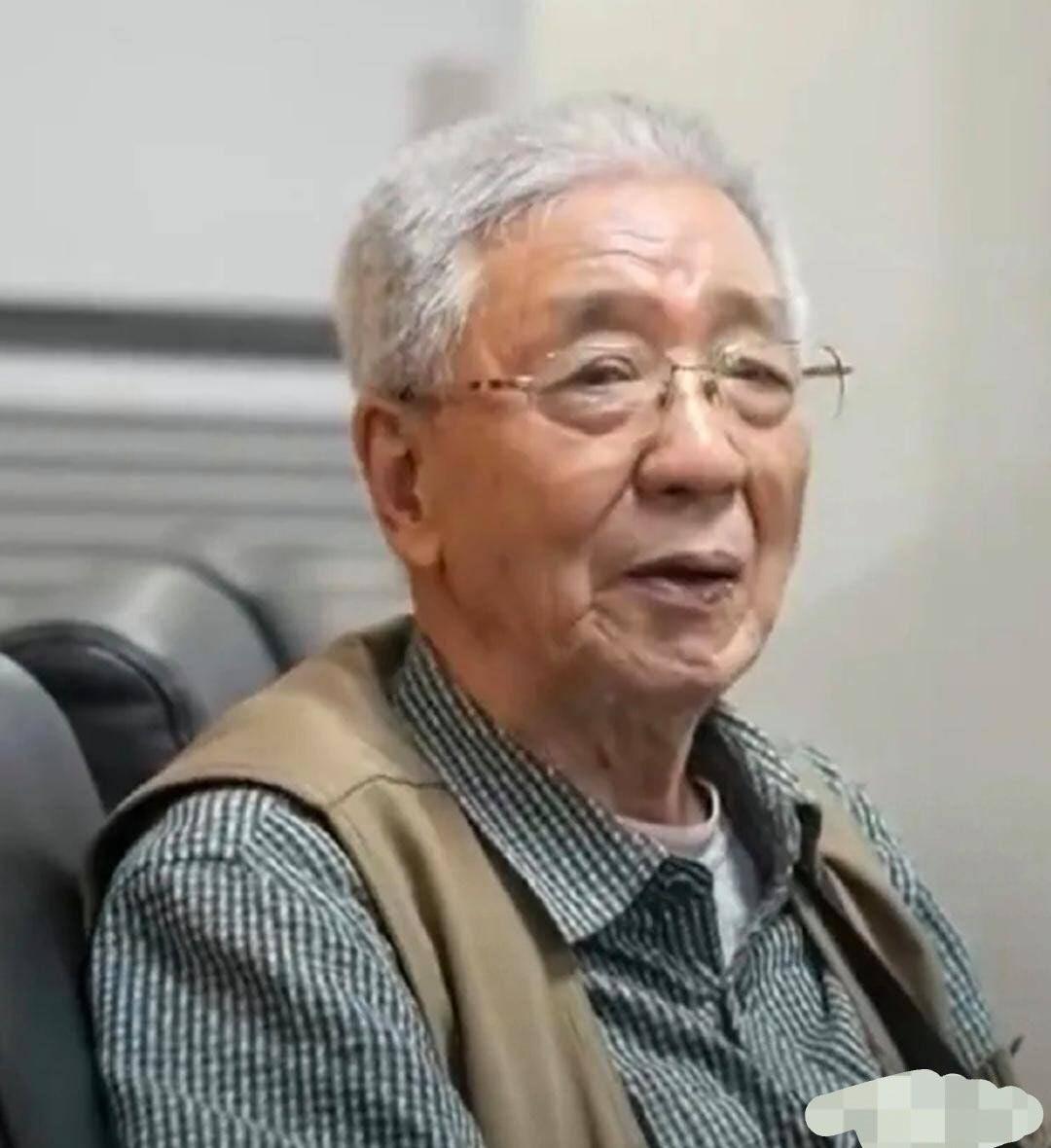 2025年，91岁海军老兵在儿子的陪同下，兵参观军舰，却因没有预约被安保人员拦下