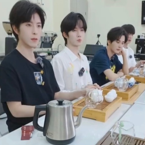 我觉得老师也很无辜 ​​​