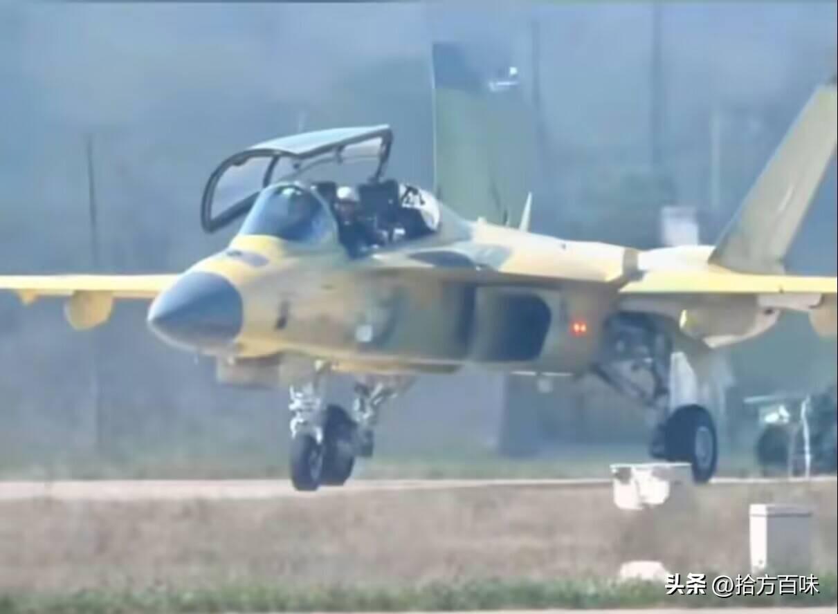 L-15教练机升级为双垂尾后气动布局就更像“大黄蜂”了，熟练操控L-15的飞行员