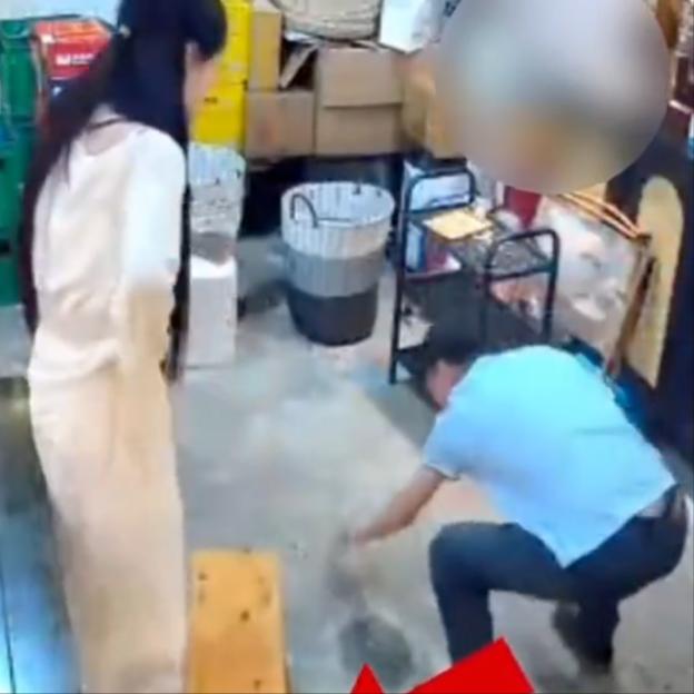 男子火锅店骚扰女老板，被当场扇飞眼镜🔥
近日，成都一火锅店，一醉酒男子自称主播