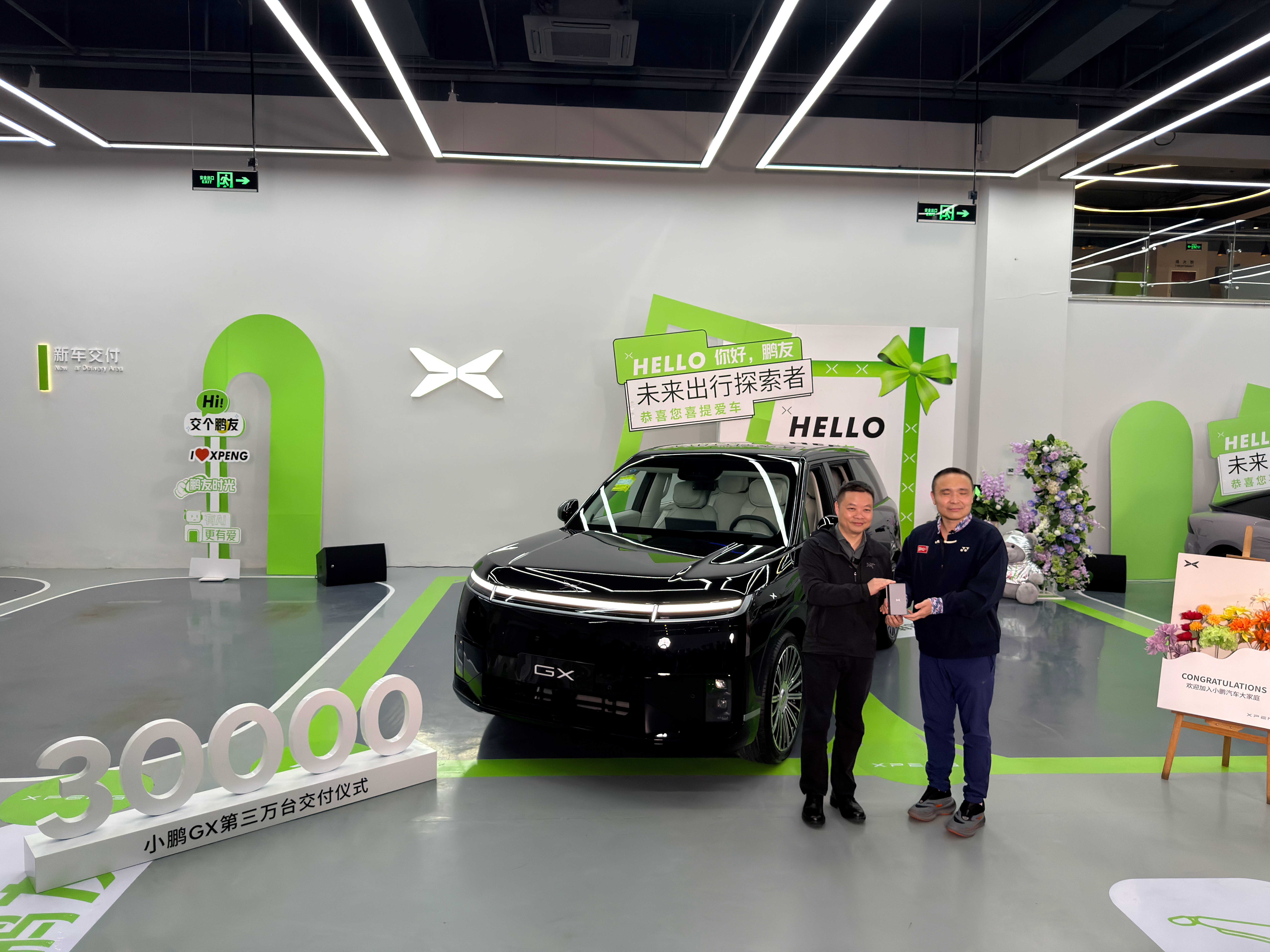 大师兄给用户交付第30000辆小鹏GX！小鹏GX卖的真好！ 何小鹏交付第3000