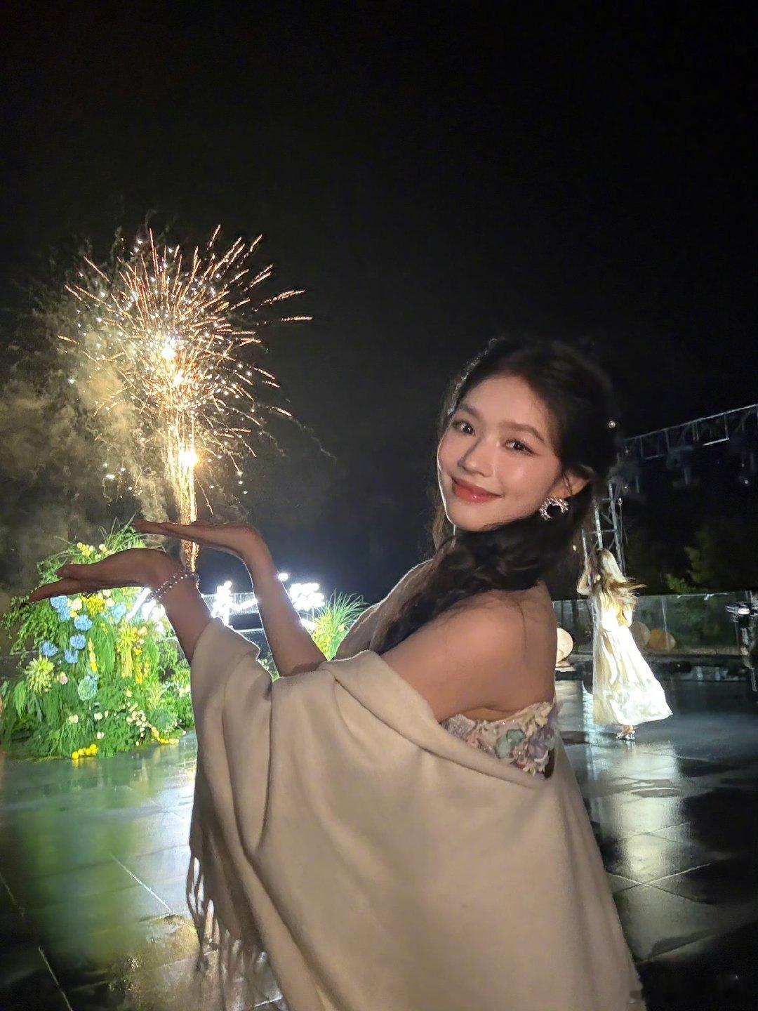 在广西偶遇林允同看烟花 漫天烟花点亮广西的夜空，能够和林允共看同一场烟火，想想就