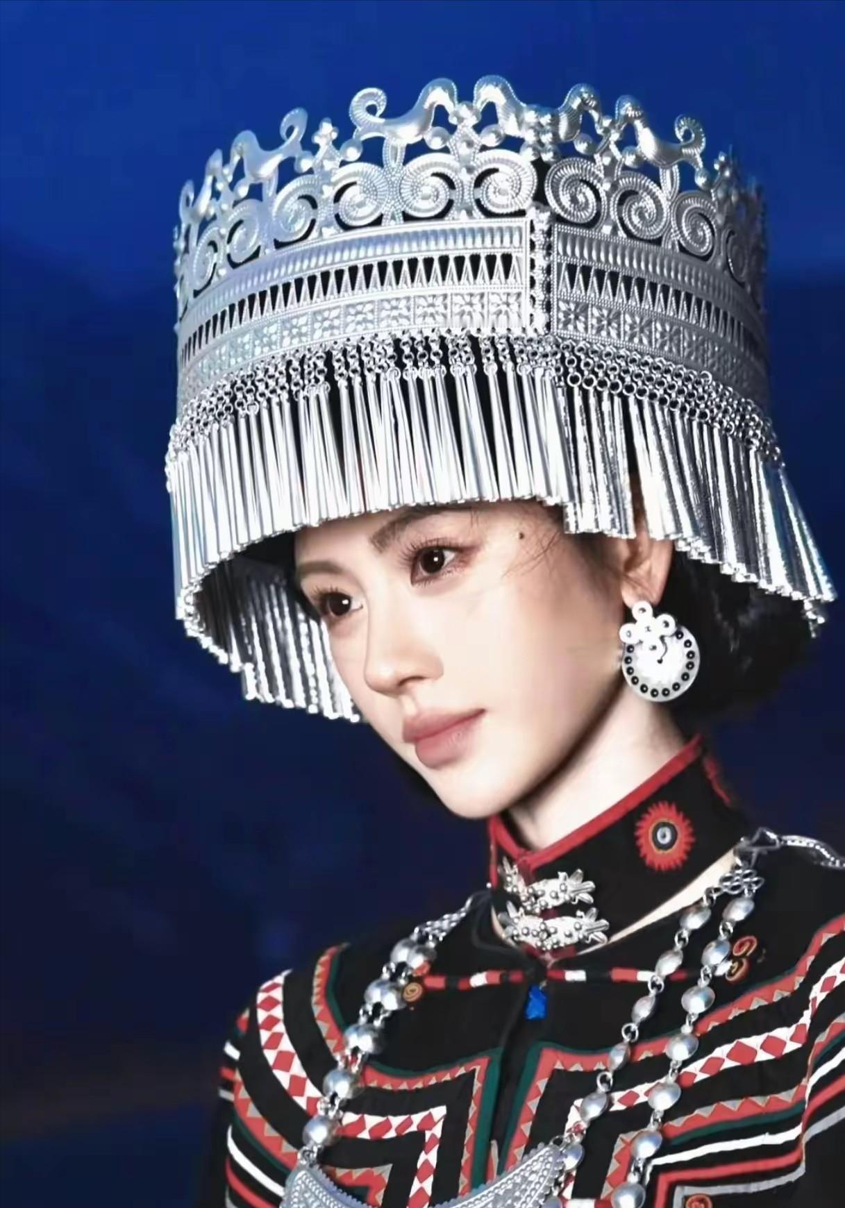 在大凉山彝族聚居区，早婚仍是许多女孩逃不开的命运，不少人刚满 16 岁就被安排嫁