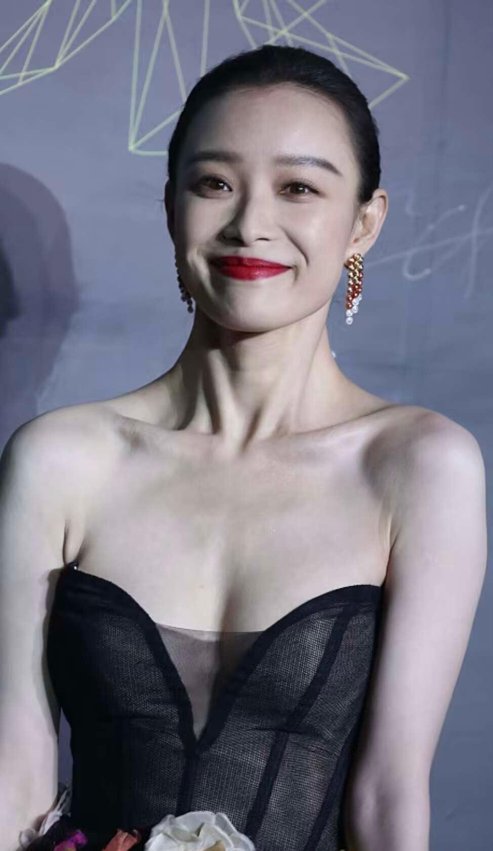 倪妮[心][心]真的好白呀 ​​​
