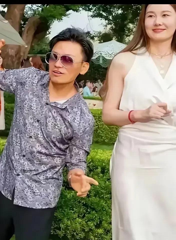 王宝强我认识，旁边这位女士是谁非常有气质
