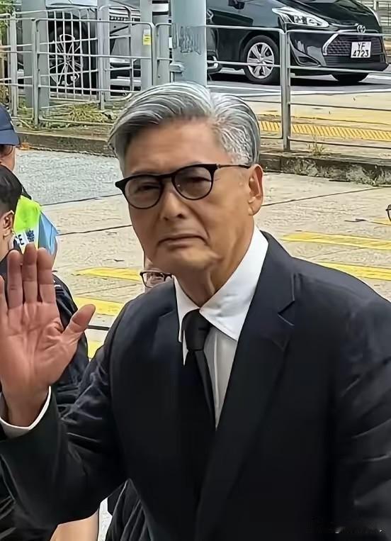 最近影帝周润发又因为卖房上了新闻！

他手里那套位于香港山顶阳光花园的独栋豪宅，