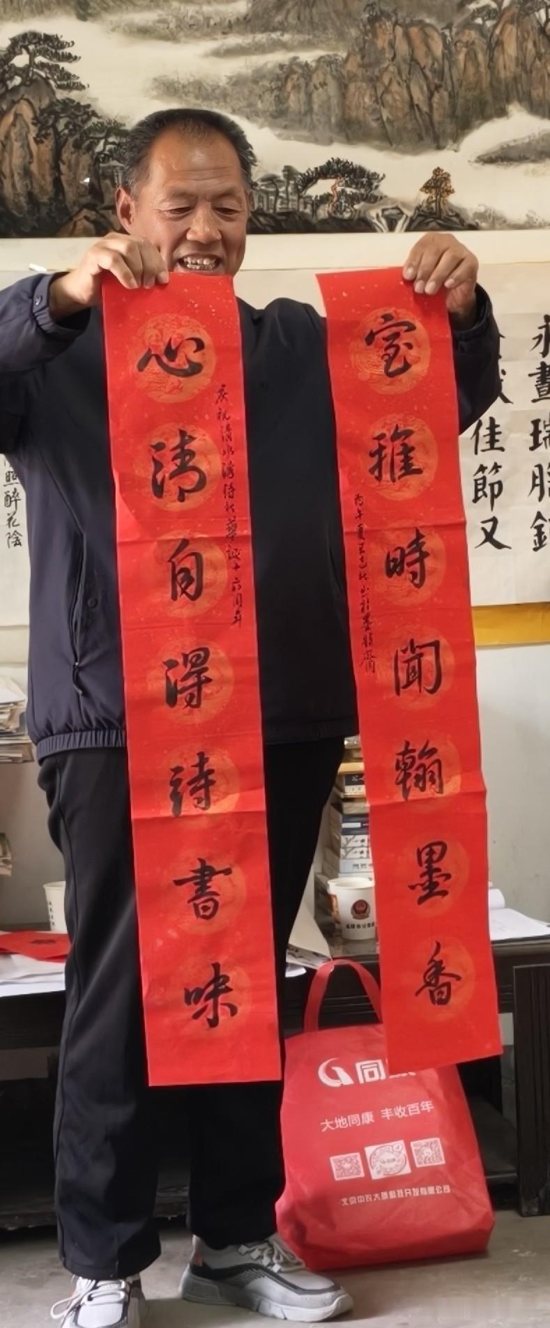 赚钱不多，回家最勤，普通人一个，最看重节假日陪父母
相反，身边干大事的人，因为各