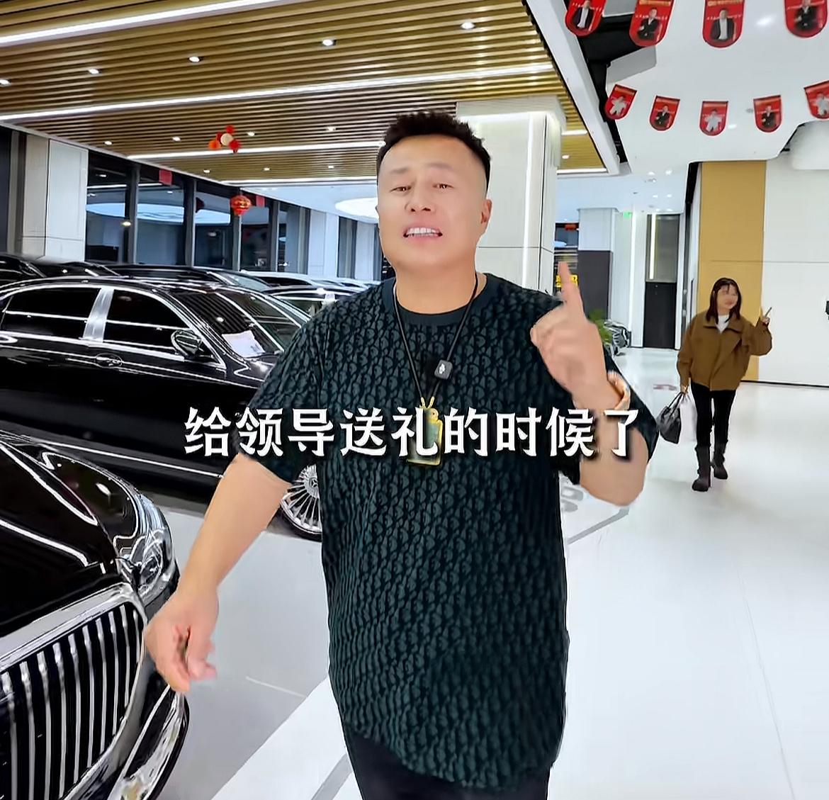 “东北卖车王”陈建泽发中秋福利被指太抠！
中秋节只发两盒月饼，员工感慨：上次发的