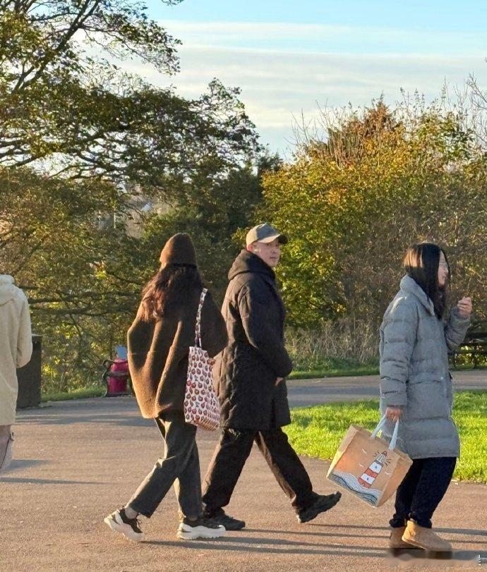 沙溢胡可英国被偶遇，他俩穿得都挺休闲，胡可那身厚外套看着就抗风，沙溢戴个帽子跟着