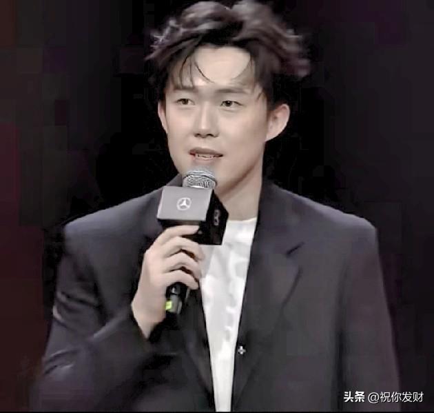 一夜之间，王楚钦凭什么得到大家的尊重与爱戴？11月5日王楚钦出现在奔驰梅赛德斯直