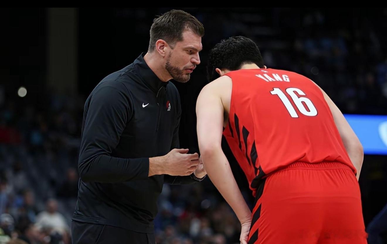 小杨第一节后半段上去打了1分35秒就被换下去了，今天斯普利特直接让杨瀚森和罗威去