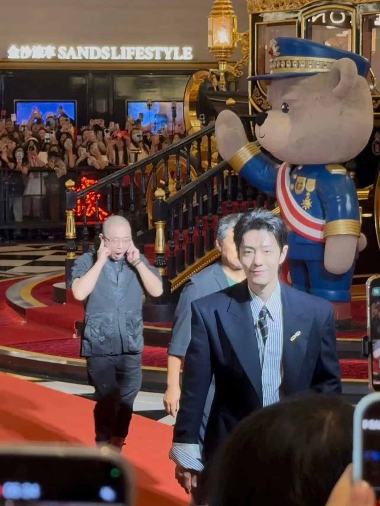哈哈哈哈哈哈哈哈哈哈哈哈哈哈哈哈哈哈哈哈哈哈哈哈哈哈跟在肖皇身后吵到耳朵了肖战刚