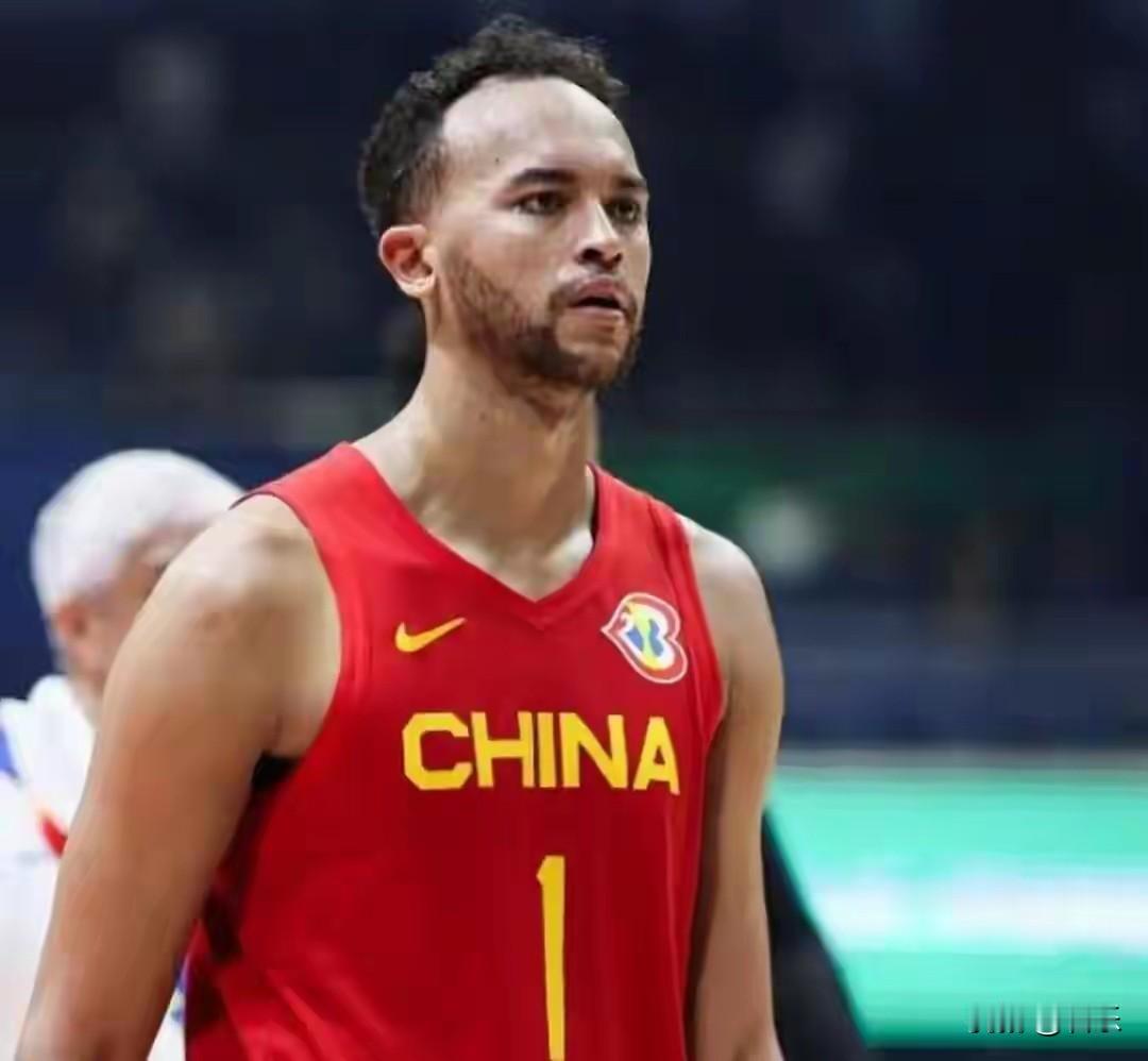李凯尔就是中国国籍，这一点事实不容置疑
那为什么NBA官网会显示是美国国籍，那是