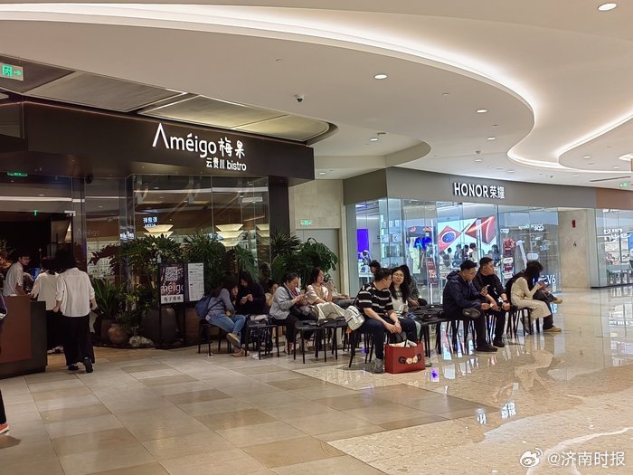 【#人人人人人济南清明假期商圈#】4月4日，清明假期第一天，济南多处商圈迎来客流