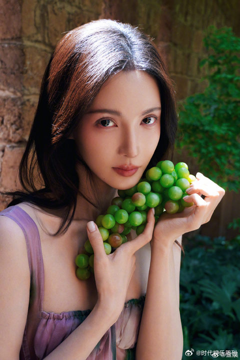 金晨 阿那亚业主松弛感金晨阿那亚这一趟，把松弛感诠释得淋漓尽致。从红毯到清吧，全