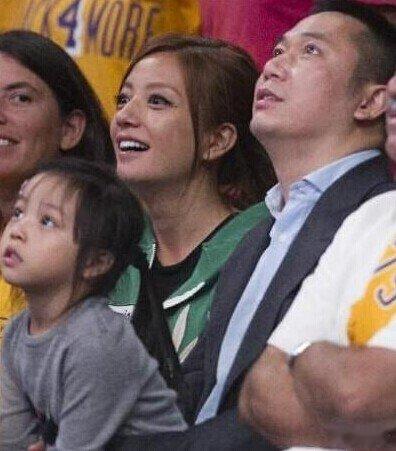 【赵薇一家赴美观战NBA 小四月表情专注神态可爱】10月30日讯，NBA揭幕战火