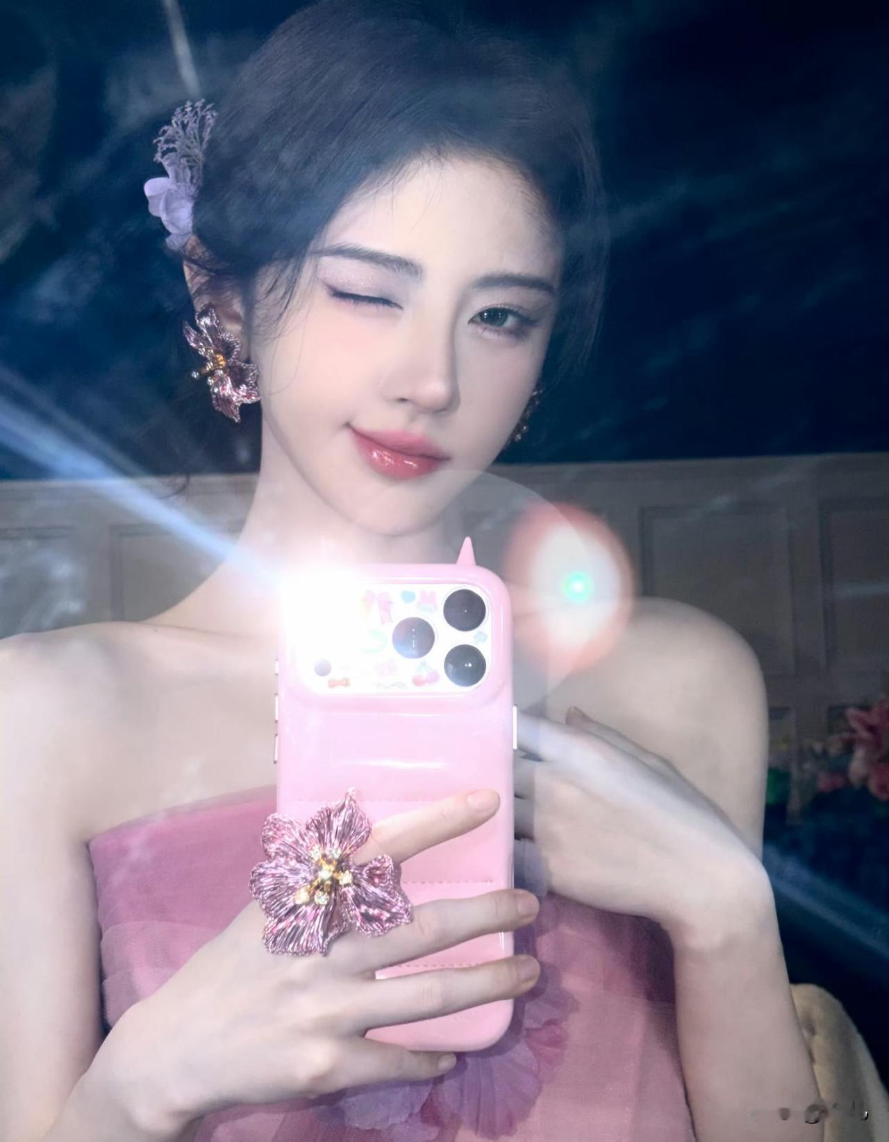 鞠婧祎开对镜闪光灯自拍


鞠婧祎自拍太漂亮了，又那么地可爱！粉色抹胸公主裙好好