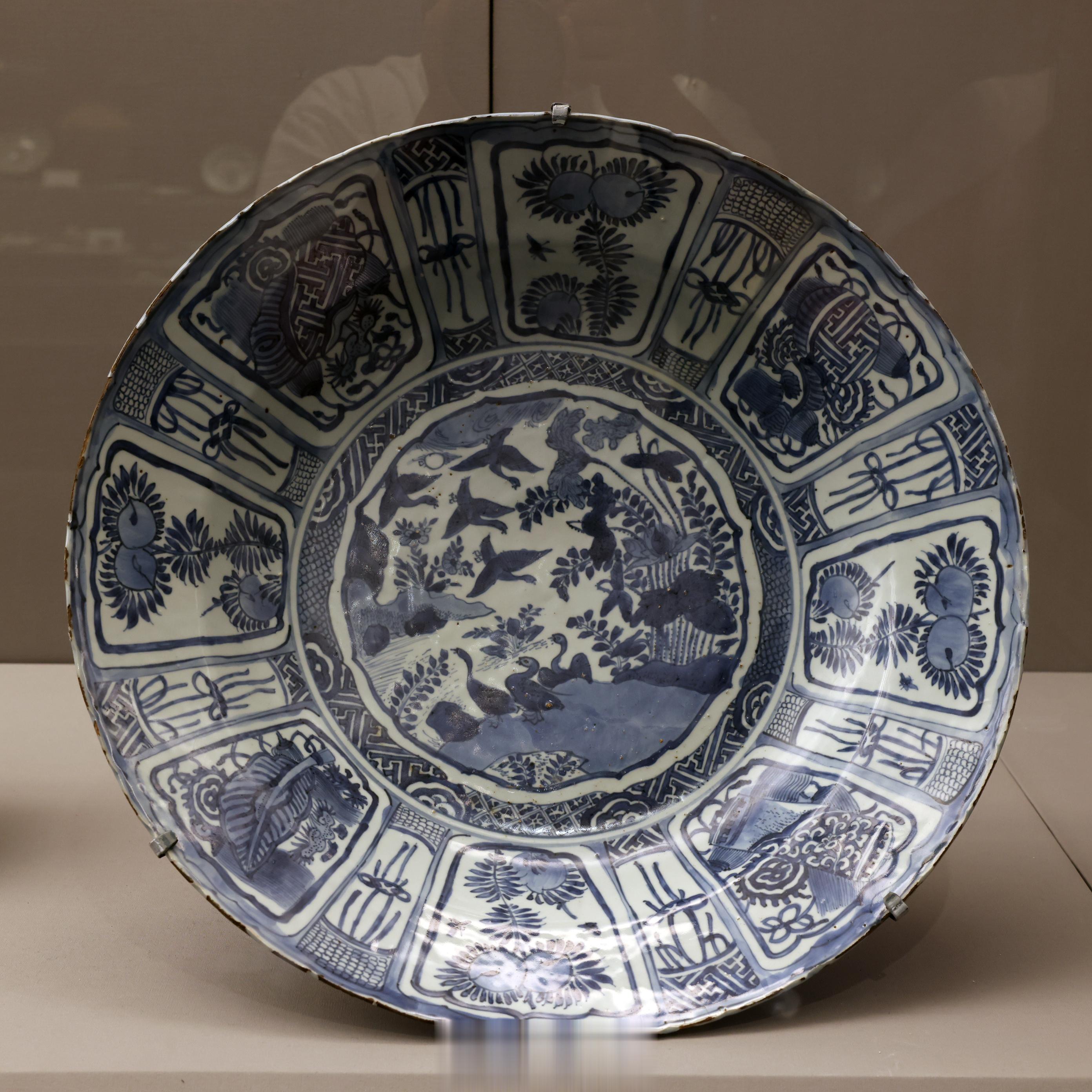 景德镇窑青花开光莲荷水禽纹盘明万历(1573一1620年)麦溥泰、鼓志英伉俪捐赠