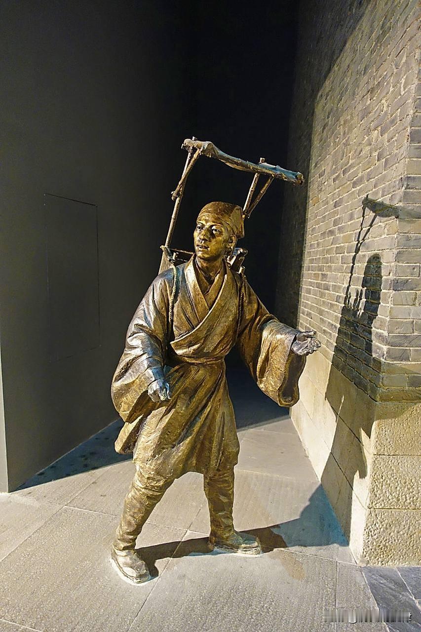 1411年春，马铎在进京赶考的路上，看到有一个女子的尸体在路边暴晒，他于心不忍，