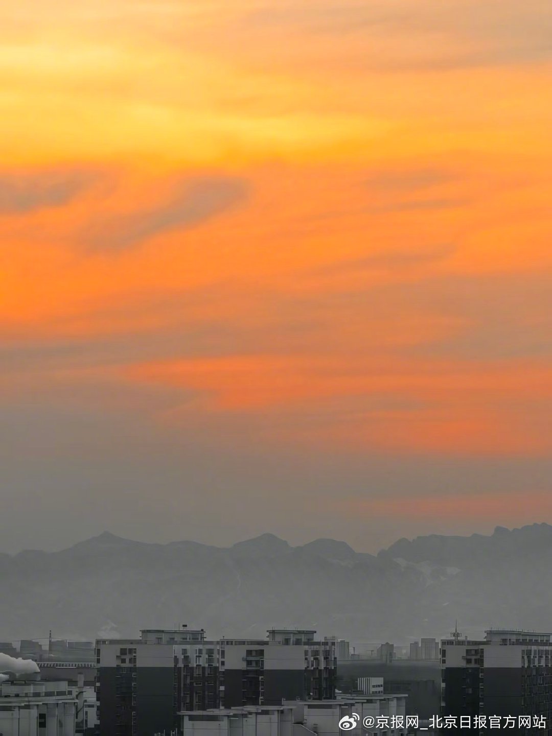 【#北京夕阳红红的看起来暖暖的#】#明天就是大寒了# 1月19日傍晚，北京晚霞温