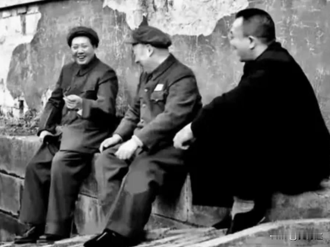 毛主席：坐在马路牙子上；
陈毅：坐在马路牙子上；
曾希圣：席地而坐；
是不是感觉