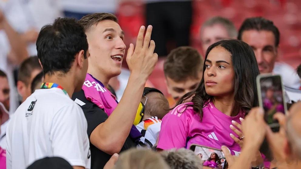 多特蒙德后卫施洛特贝克将要第二次当爹，妻子萨布里娜再次怀孕。现在就看第二个娃出生