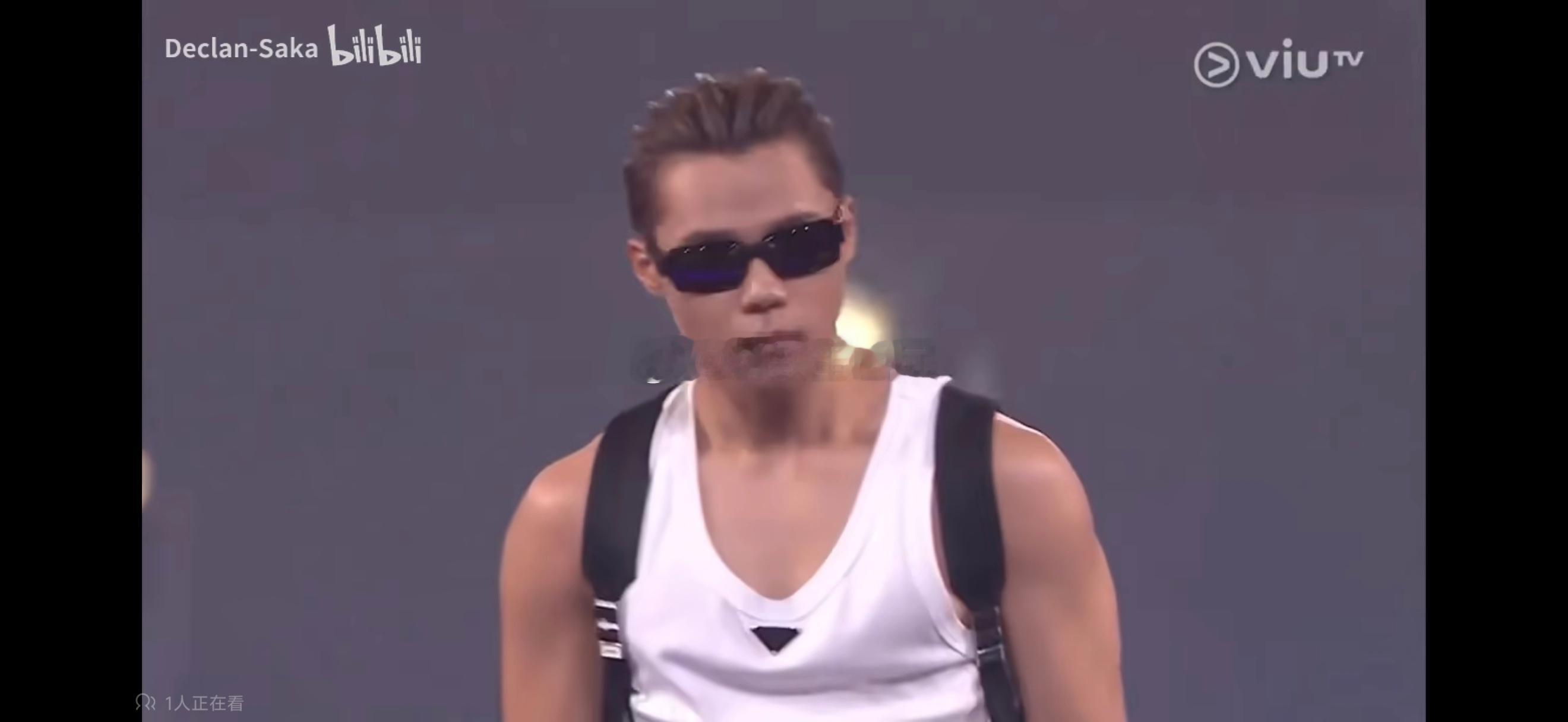 所以他背包其实是为了显肌肉吧 