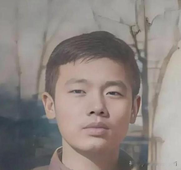 照片中的男生年轻时候还挺帅，他单眼皮眼睛小，嘴唇厚，有特点，很多人一眼看到他就能