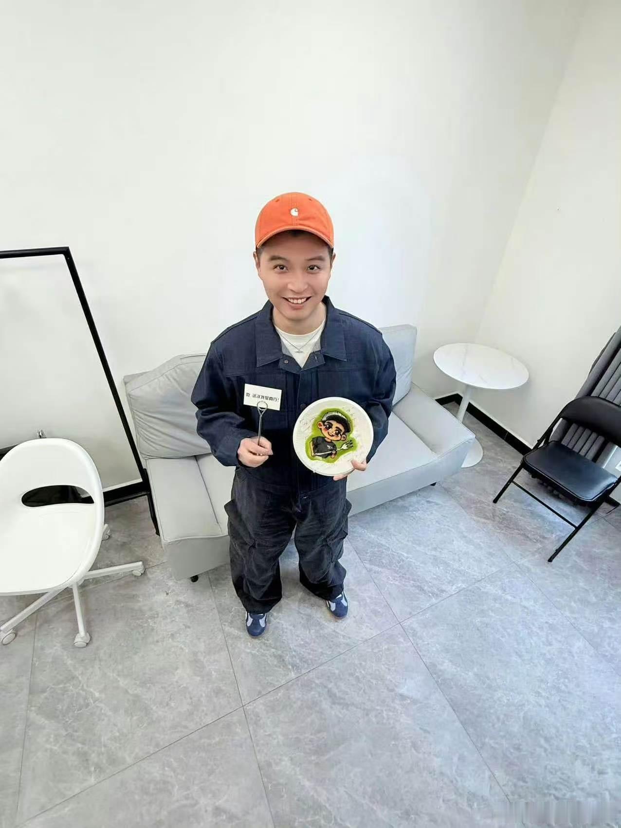 马頔岳云鹏同框上海马頔岳云鹏同框合着岳云鹏在上海不是来录厨综，是来找马頔组"老饕